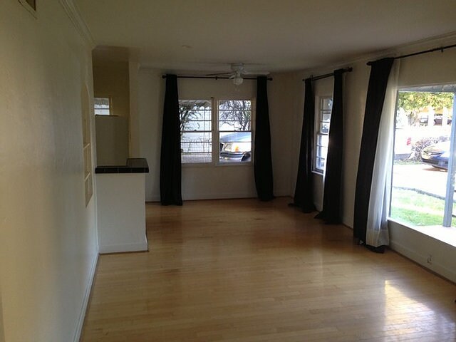 Building Photo - 514 W 9th St