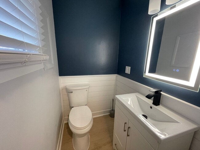 Building Photo - MOVE IN SPECIAL! Three Bedroom Home in Portage