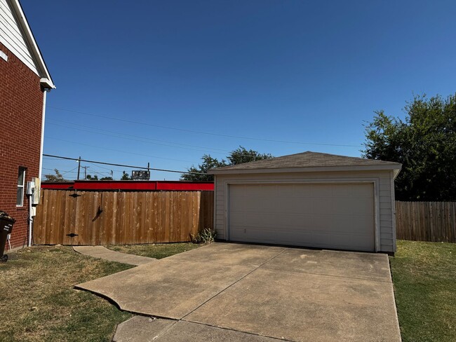 Building Photo - Charming Townhome in Plano