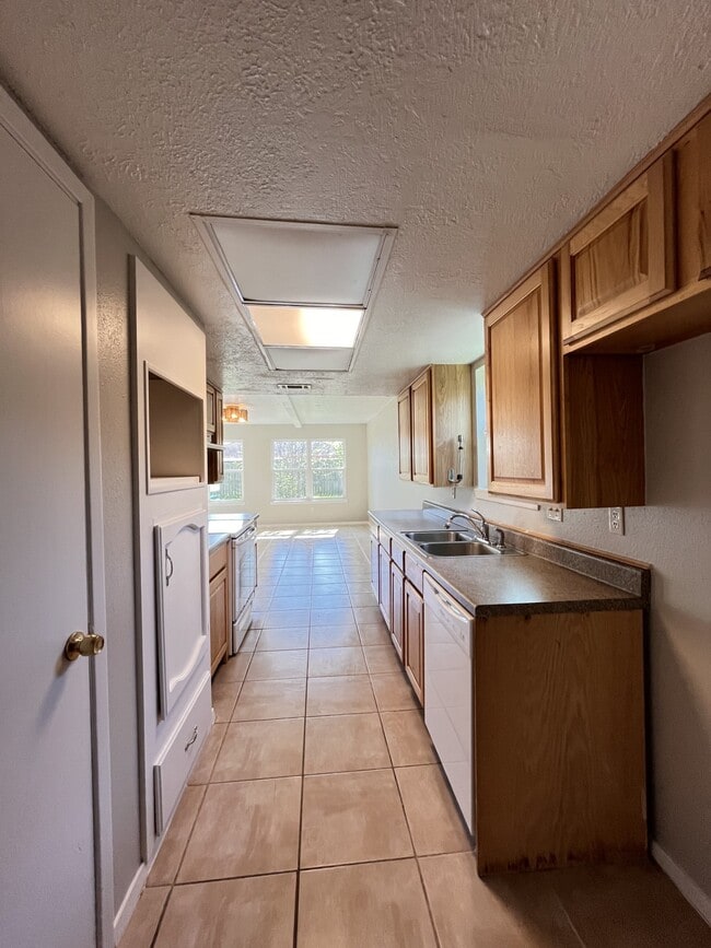 Building Photo - 16450 Hibiscus Ln