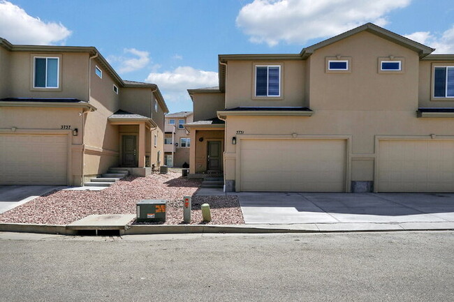 Primary Photo - Modern 3-Bedroom Townhome – Conveniently L...