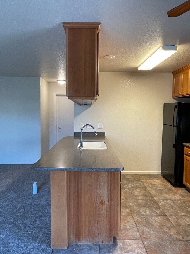 Building Photo - Chico 3 bed 2 bath Condo, Pool, Reserved Parking, upstair unit. newly refurbished