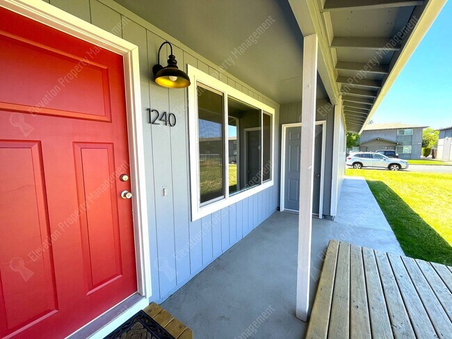 Building Photo - Recently-renovated 2 BR duplex in Redmond ...