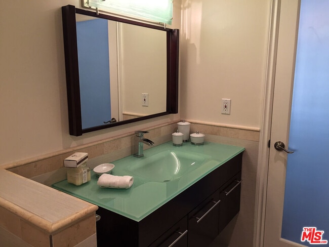 Building Photo - 1572 N Beverly Glen Blvd