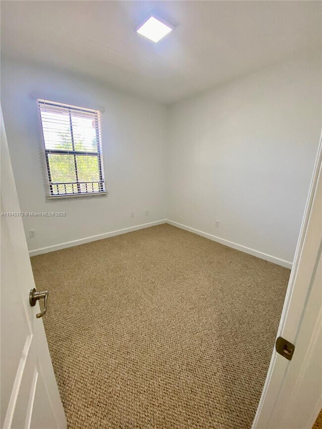 Building Photo - 9604 Town Parc Cir N