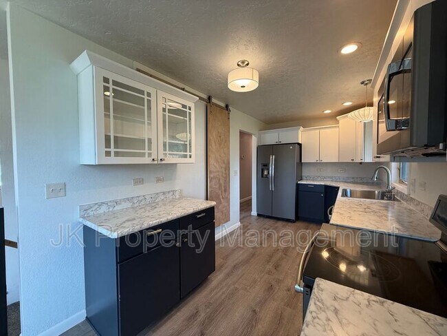 Building Photo - 105 Riverview Dr W