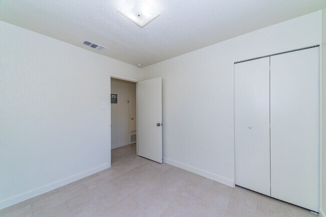Building Photo - Charming 3-Bedroom