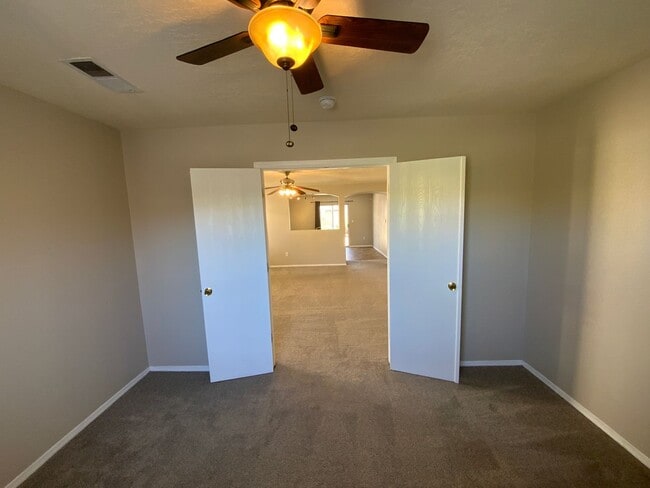Building Photo - 3 Bedroom Single Story Home Available in V...