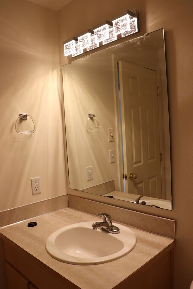 Building Photo - Spacious 3 Bed/2.75 Bath Home in Arlington...