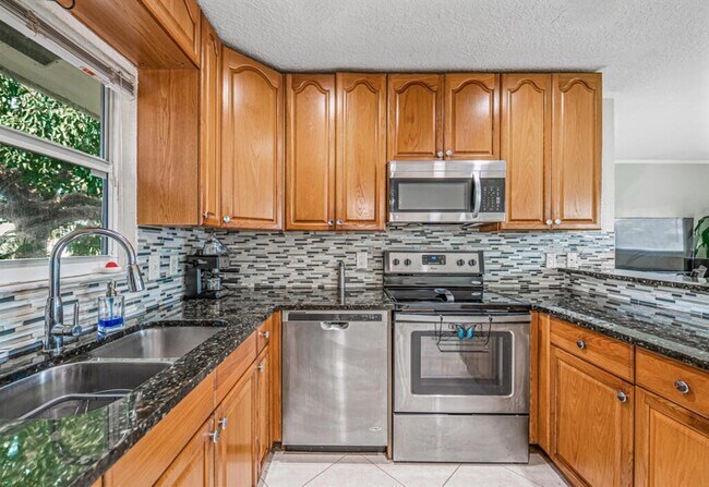 Building Photo - 1242 Wyndcliff Dr