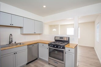 Building Photo - 4BR/2BA Home with Modern Updates/Private Y...