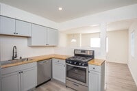 Building Photo - 4BR/2BA Home with Modern Updates/Private Y...