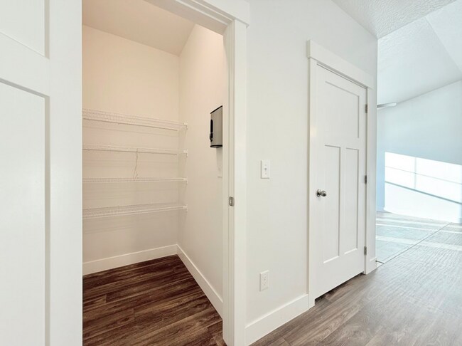 Building Photo - Gorgeous Condo in Vineyard!