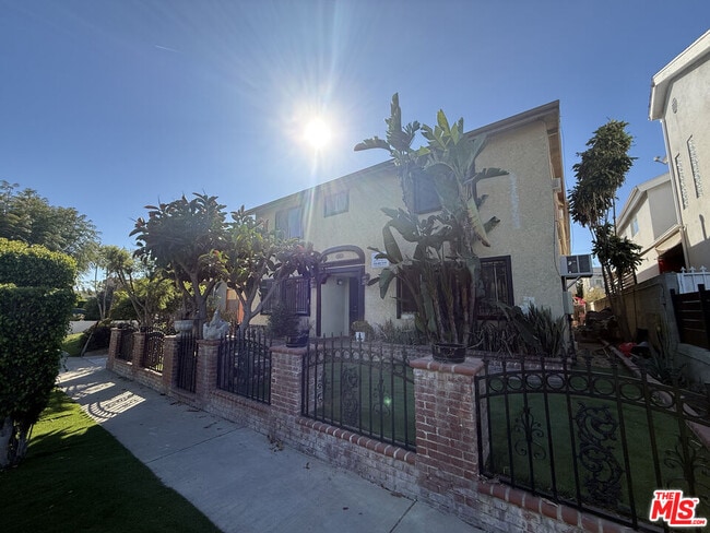 Building Photo - 1505 S Dunsmuir Ave