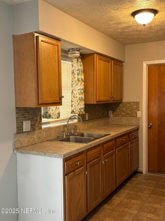 Building Photo - 7430 Jade Dr N