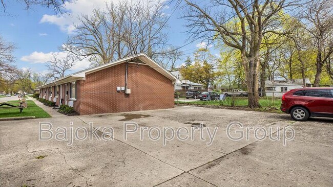 Building Photo - 1615 W Nine Mile Rd