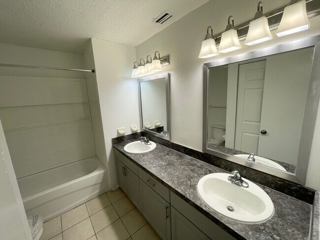 Building Photo - 2 Bed, 1.5 Bath Townhouse- The Reserve Floorplan