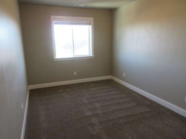 Building Photo - 3 Bedroom - 2.5 bathroom - in the heart of...