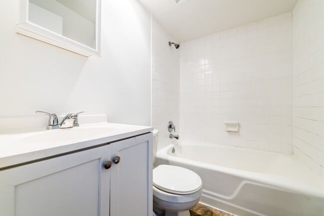 Building Photo - 14026 S School St