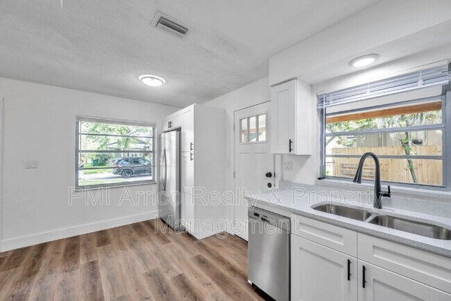 Building Photo - 304 W Idlewild Ave