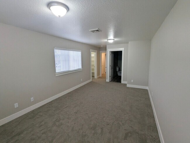 Building Photo - BIGFIR1069-1071