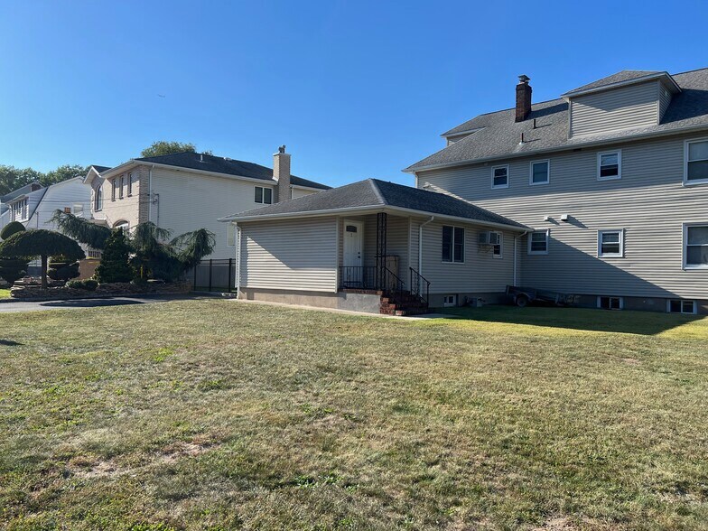 Primary Photo - 215 Saddle River Rd