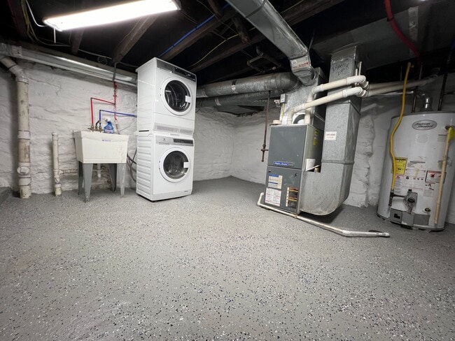 Building Photo - Updated 2BR house with off street parking!