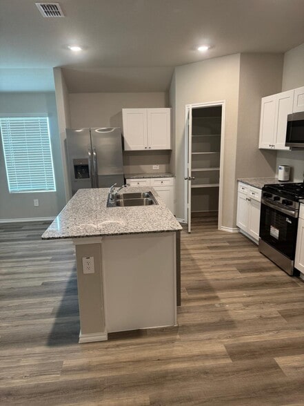 Building Photo - 1504 Tin Roof Rd