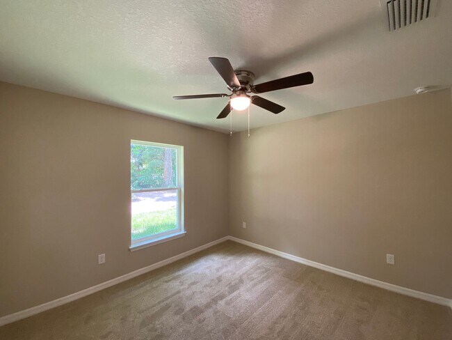 Building Photo - Custom Home - Desirable SE Ocala Neighborh...