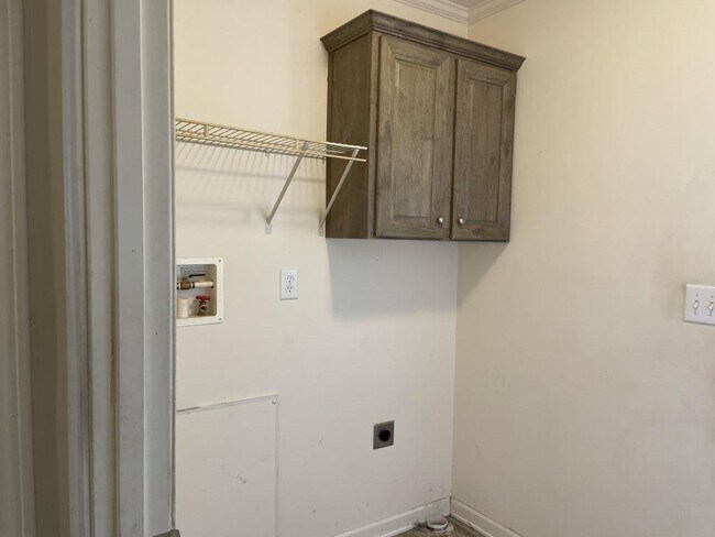 Building Photo - 3150 NE 36th Pl