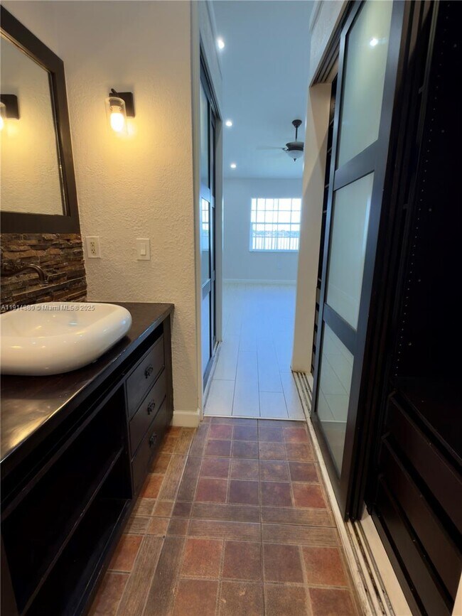 Building Photo - 2831 N Oakland Forest Dr