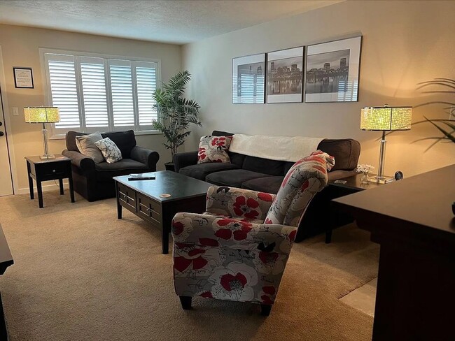 Building Photo - Furnished 2 bed/1 bath Apartment in Long Beach/All utilities Included