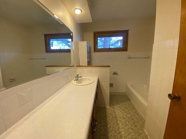 Building Photo - Single Family Home Available for Rent!