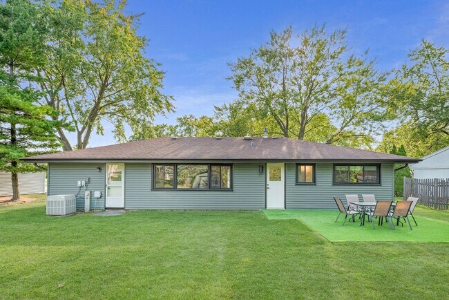 Building Photo - 208 W Hartford Dr