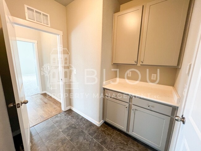 Building Photo - Grand Overlook to the Mountains!