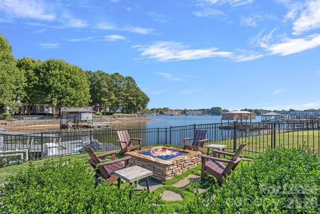 Building Photo - 18026 Whispering Oaks Dr