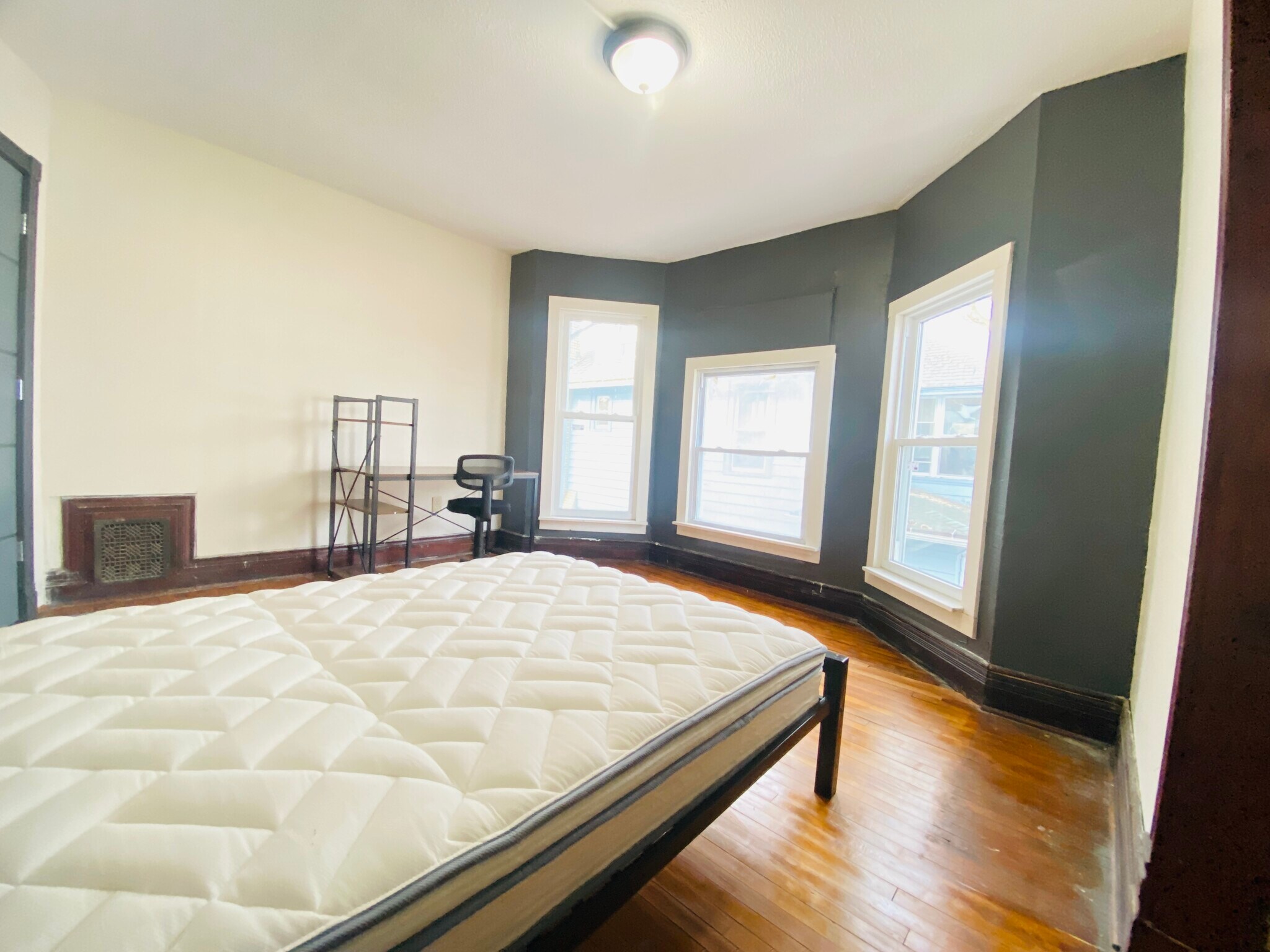 Building Photo - 1337 Madison St