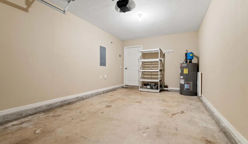 Building Photo - 1630 Vineland Cir