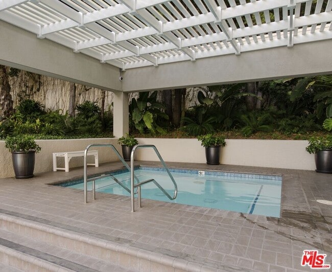 Building Photo - 1131 Alta Loma Rd