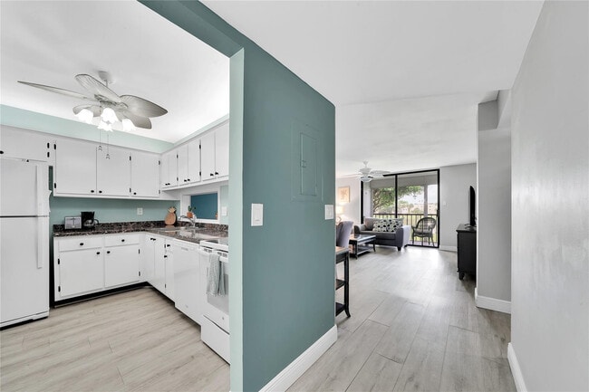 Building Photo - 5250 Las Verdes Cir