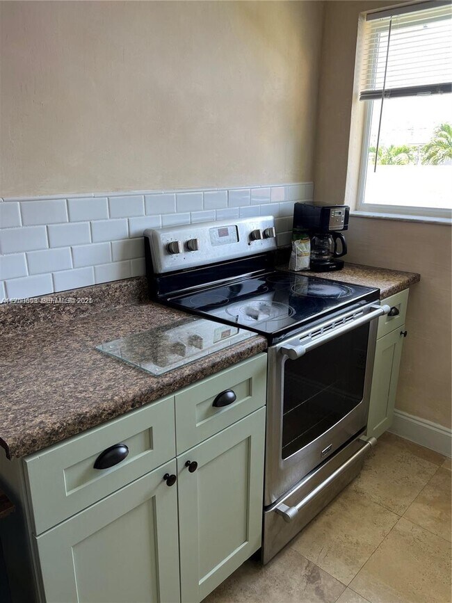 Building Photo - 680 SW 10th St