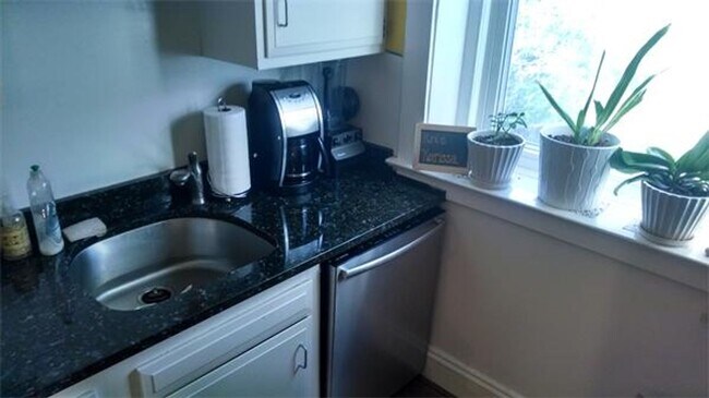 Building Photo - Renovated 1 bed and 1 bath