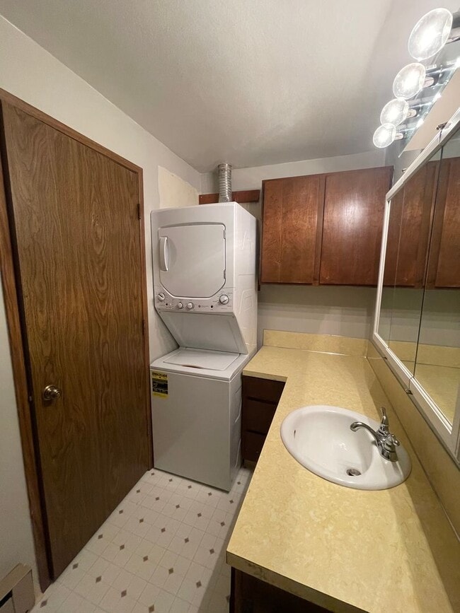Building Photo - Cute 2 bed 1 bath apartment in nice neighb...