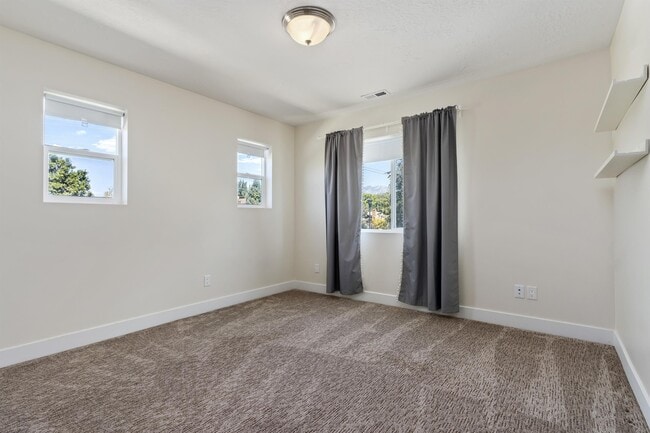 Building Photo - 414 E 8800 S