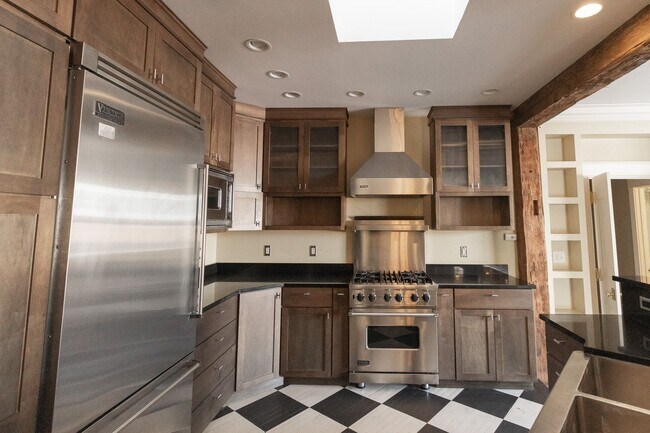 Building Photo - Upscale Luxury Downtown Apartment