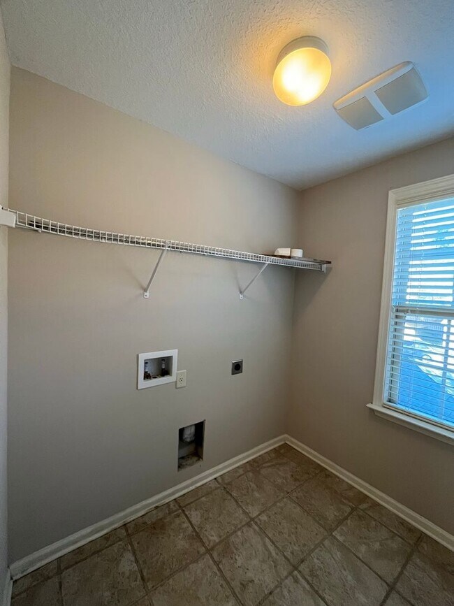 Building Photo - Fall in Love with Where You Live. Located in North Columbus