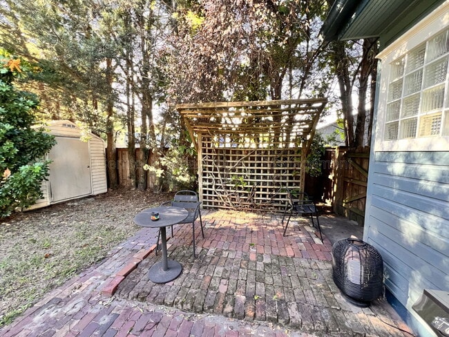 Building Photo - 750 Royal Palm Ct