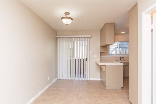 Building Photo - Spacious 2 Bedroom / 1.5 Bath Condominium ...