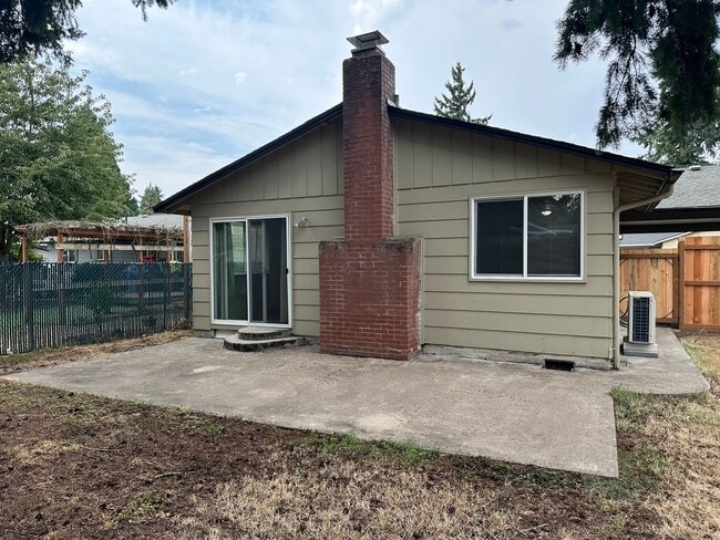 Building Photo - Beautifully updated 3 bedroom, 1 bath hous...