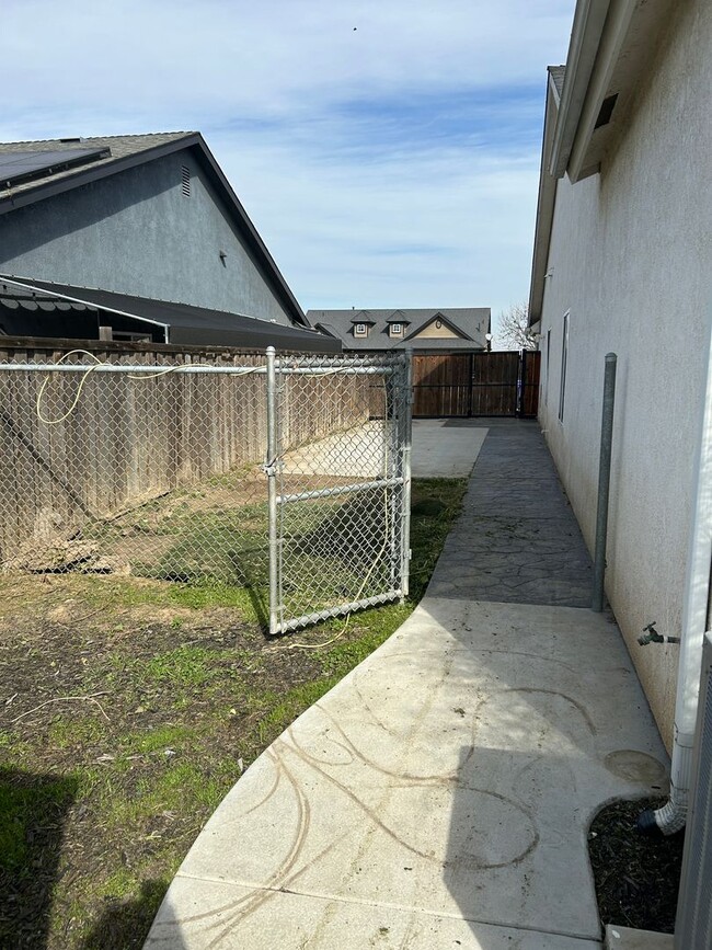 Building Photo - Move in Ready in Northwest Hanford